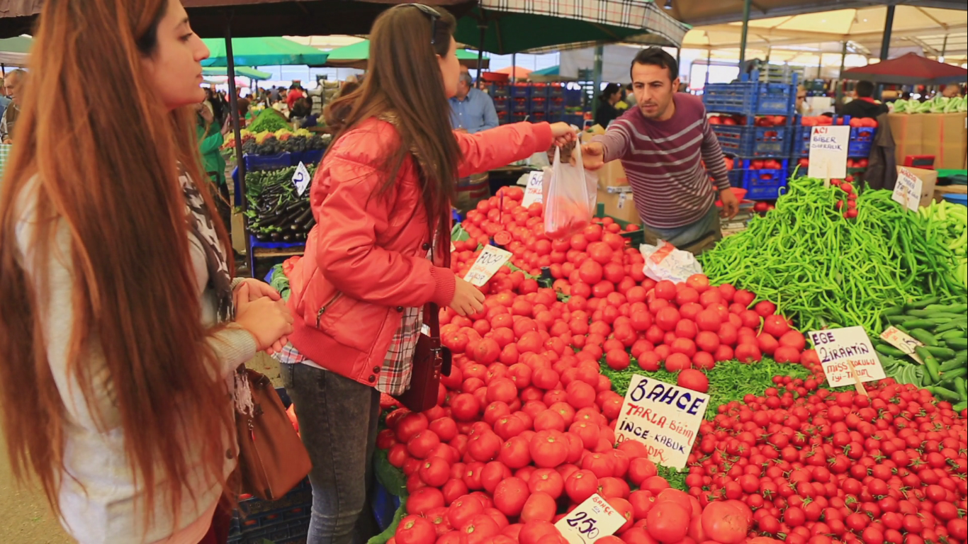 “Pazara giden bir ailenin satıcıyla yaptığı konuşmayı diyalog olarak yazınız. (Anne, Baba, Çocuk, Satıcı)