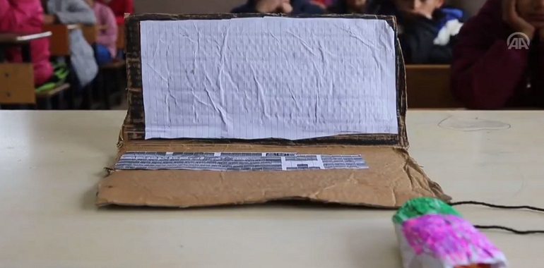 Karton Bilgisayar Okulun Uyarılmasına Sebep Oldu!