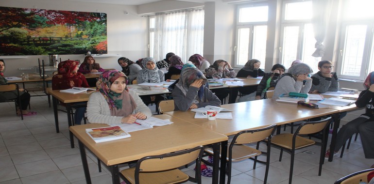 Öğrenciler Tatilde de Sınava Hazırlanıyor!