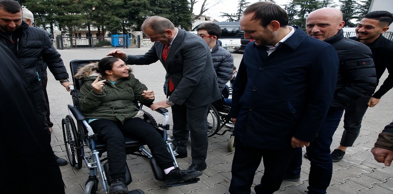 Öğrencilerden Tekerlekli Sandalye Hediyesi!