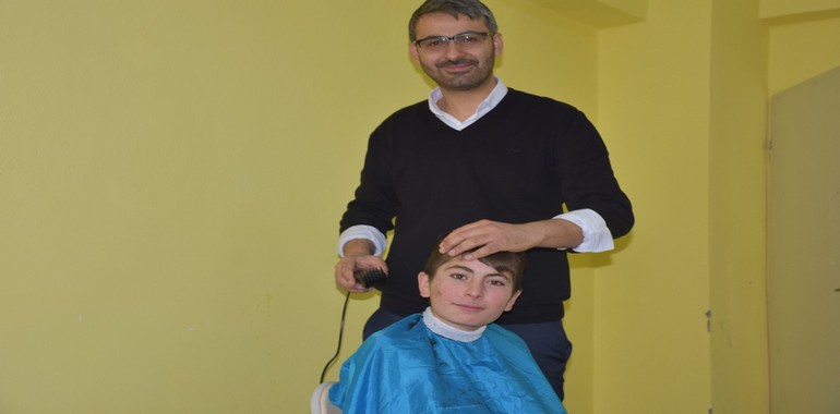 Öğrencilere Öğretmenden Saç Tıraşı!