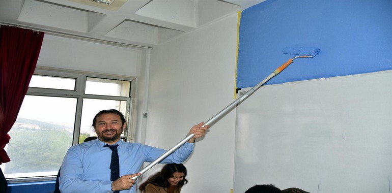 40 Sınıf Rektör ve Öğretim Görevlileri Tarafından Boyandı!