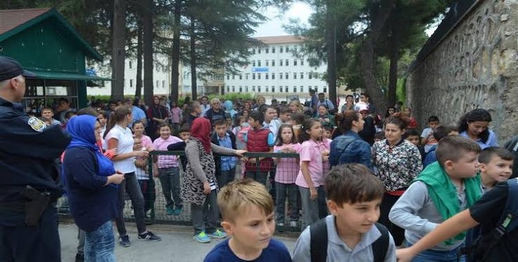 Eski Okullarına Dönmek İsteyen Öğrenciler Eylem Gerçekleştirdi!