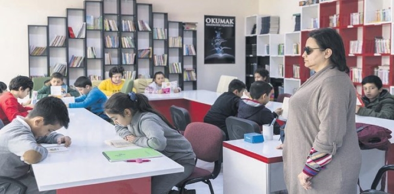 Görme  Engelli Öğretmen Kütüphane Açtı