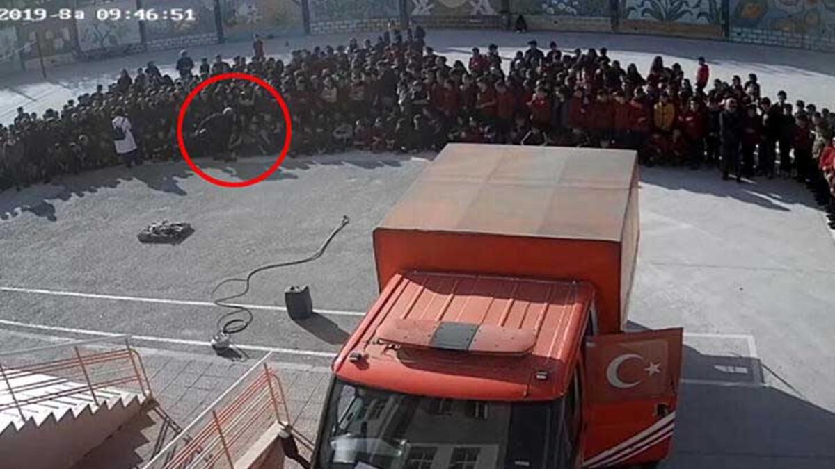 Müdürden Öğrenciye Tekme!