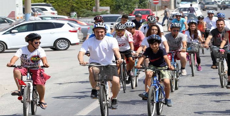 Tunç Soyer’den Okul Birincisine Bisiklet Hediyesi!