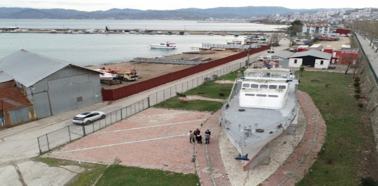 Üniversite Öğrencileri Hurda Gemide Eğitim Alıyorlar