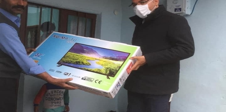Televizyon Olmayan 10 Aileye EBA' dan Televizyon Yardımı Yapıldı