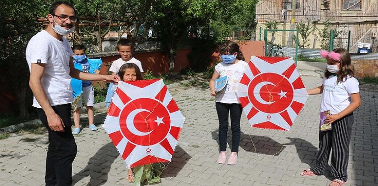 Bolu'da Öğretmenler Kitap ve Uçurtma Dağıtıyor!