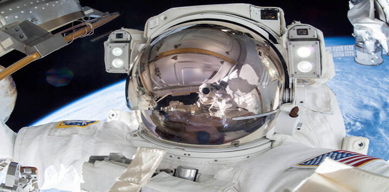 Astronot Kıyafetleri Uzaydaki Zararlı Koşullardan Astronotları Nasıl Koruyor?