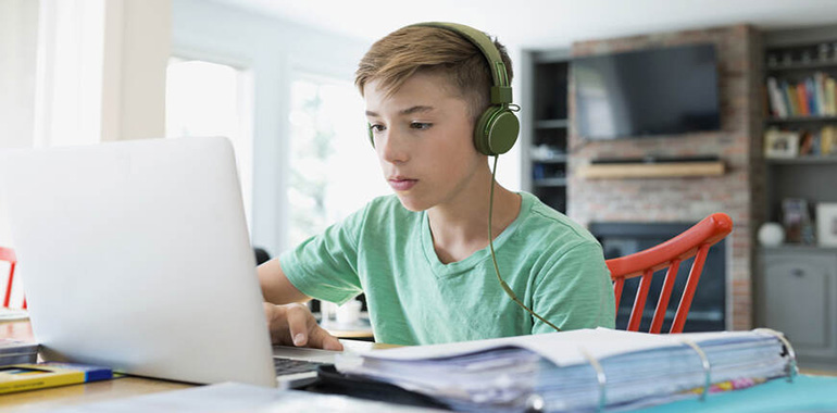 Çalışırken Müzik Dinlemek Dikkatimizi Dağıtır mı?